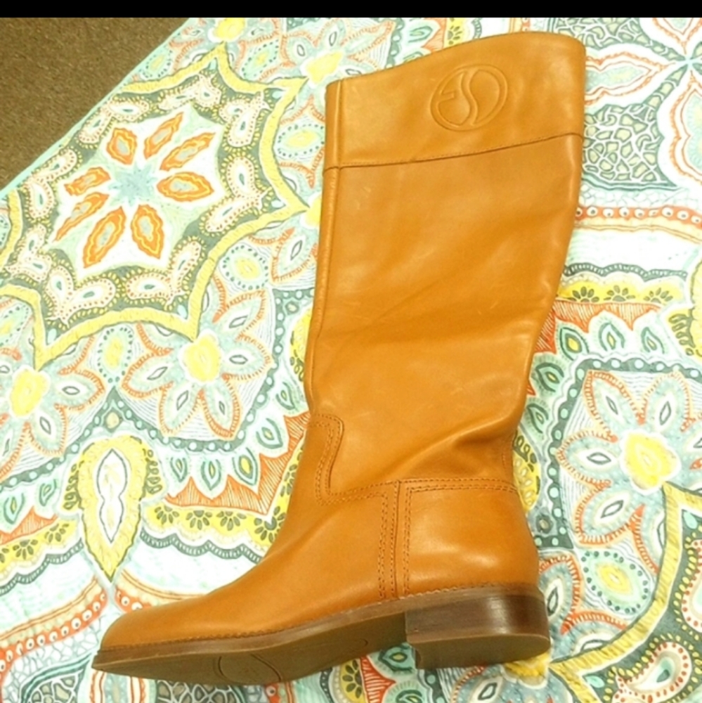 Boots - Picture 2 of 3